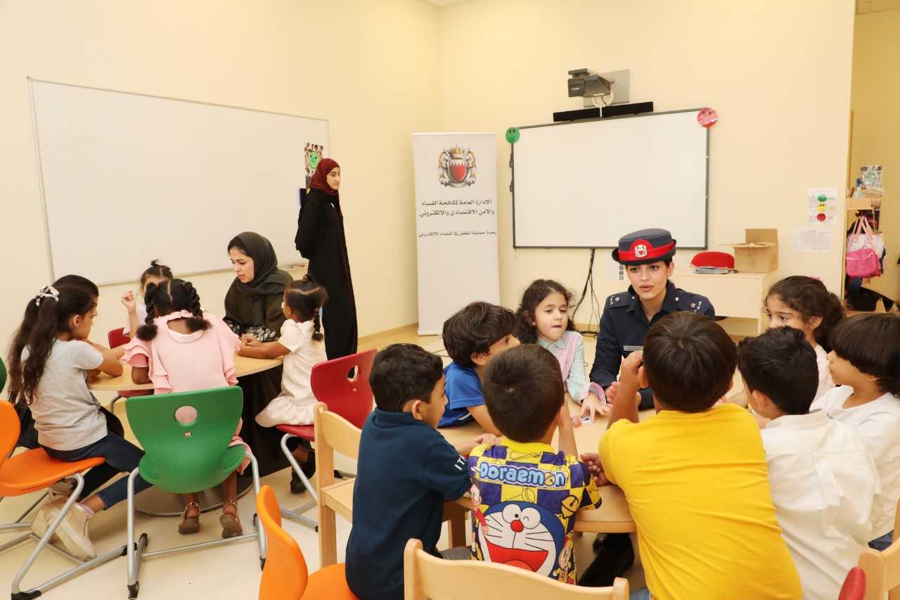 وحدة حماية الطفل تقدم محاضرات توعوية لبرنامج أكاديمية الأطفال بالمؤسسة الملكية للأعمال الإنسانية<